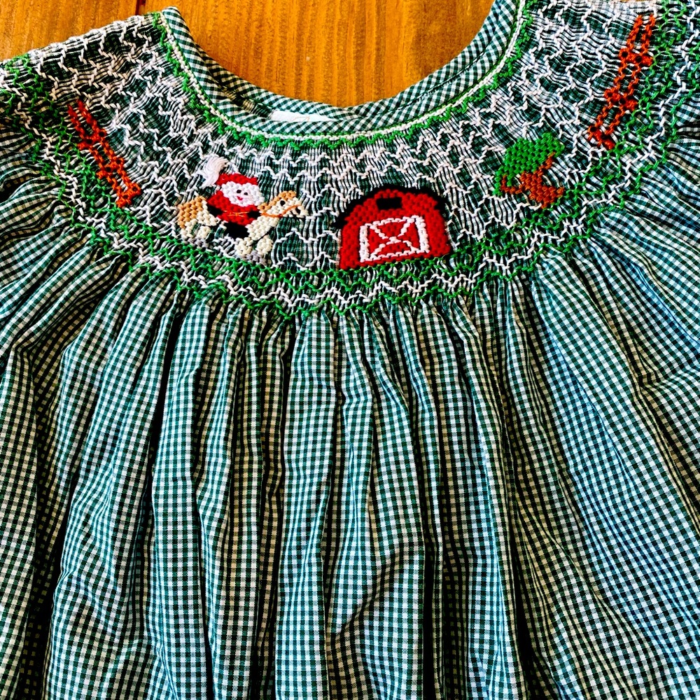 Smock Santa Size 6Y on horse barn scenery full length dress Perfect condition